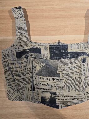 Et Clet Newspaper Print TOP in Beige and Black